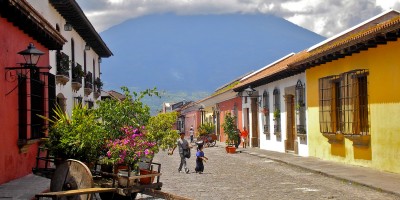 Calle_del_Arco,_Antigua_Guatemala